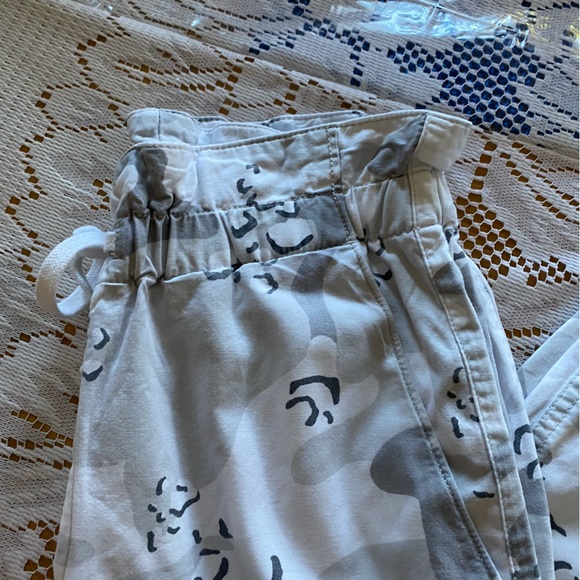 Hollister • Ultra High-Rise Woven Jogger Pants in Grey Camo - Picture 11 of 14